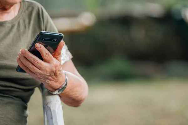 Handen Van Senior Vrouw Met Smartphone Mobiele Telefoon Met Kopieerruimte — Stockfoto