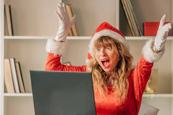 Święty Mikołaj Podekscytowany Szczęściem Patrząc Laptopa — Zdjęcie stockowe