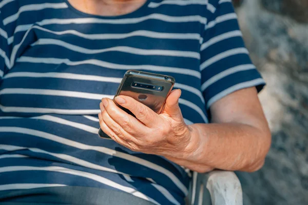 Close Van Senior Vrouw Hand Met Mobiele Telefoon — Stockfoto