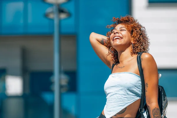 Sorridente Ragazza Che Viaggia Città — Foto Stock