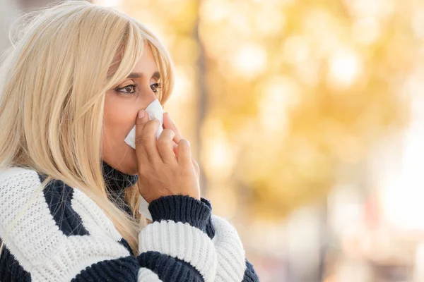 Kvinna Med Slöja Med Förkylning Eller Allergi Utomhus — Stockfoto