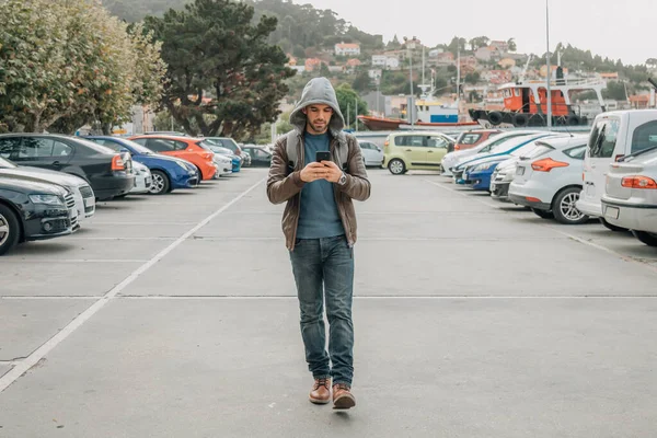 Homem Andando Com Telefone Celular Mochila Rua Cidade Viagens Turismo — Fotografia de Stock