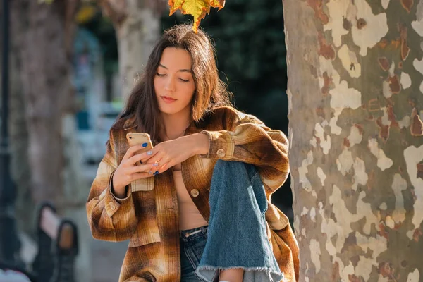 Ragazza Autunno Nel Parco Con Cellulare Smartphone — Foto Stock