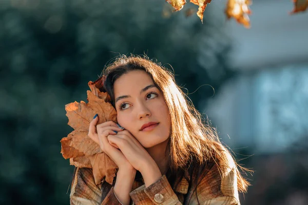 Retrato Menina Com Folhas Outono Livre — Fotografia de Stock