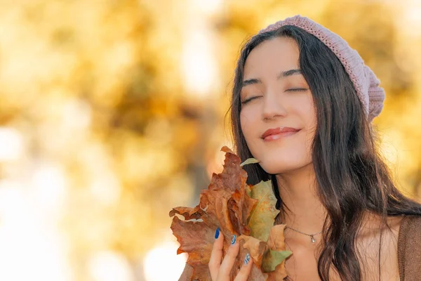Девушка Осенью Листьями Открытом Воздухе — стоковое фото