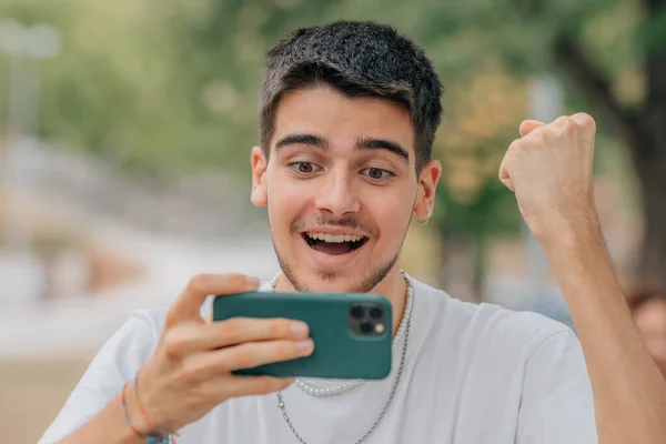 Joven Emocionado Jugando Mirando Teléfono Móvil —  Fotos de Stock