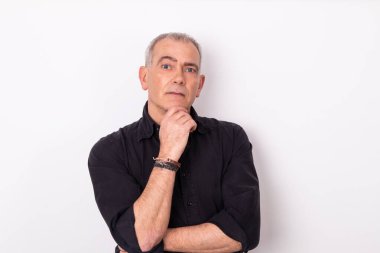 Arka planda izole edilmiş yaşlı adamın portresi