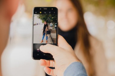 Cep telefonlu el fotoğraf ya da video çekiyor