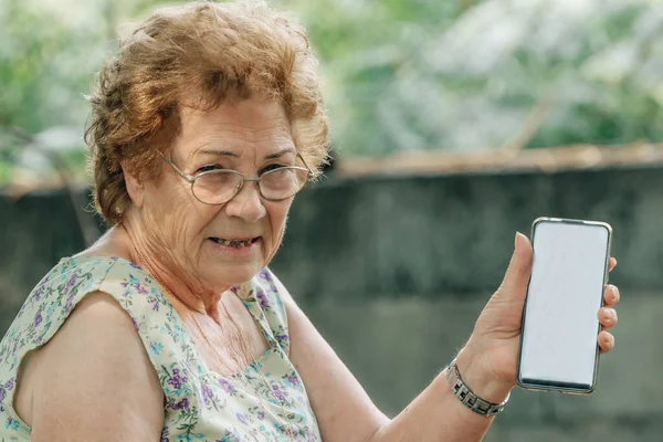 Cep Telefonu Olan Yaşlı Bir Kadın — Stok fotoğraf