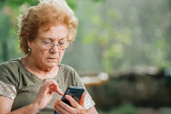 Üst Düzey Kadın Akıllı Telefon Cep Telefonu Kullanıyor — Stok fotoğraf