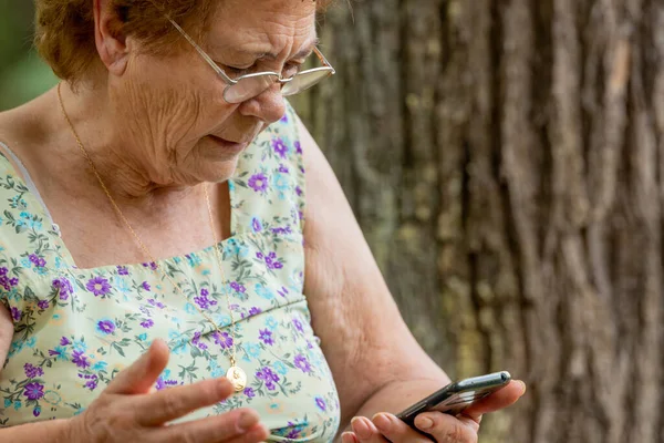 Donna Anziana Con Apprendimento Del Telefono Cellulare — Foto Stock