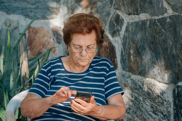 Mulher Sênior Com Telefone Celular Smartphone — Fotografia de Stock