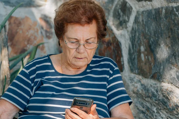 Старша Жінка Мобільним Телефоном Або Смартфоном — стокове фото