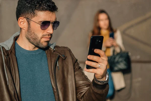 Homem Rua Com Óculos Sol Telefone Celular — Fotografia de Stock