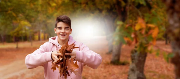 Enfants Avec Des Feuilles Dans Forêt Automne — Photo