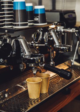 Profesyonel bir kahve makinesiyle kahve yapmak.
