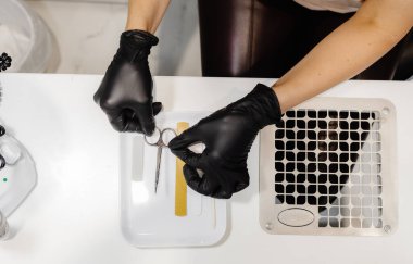 Güzellik salonunda çivilerle çalışmak için profesyonel bir iş yeri.