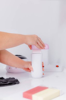 Beyaz arka planda profesyonel bir güzellik salonunda cilalamak.