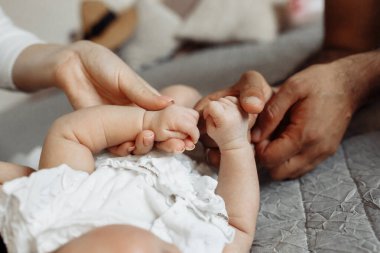 Bebek ailesinin elini tutuyor. Yakın çekim fotoğrafı.