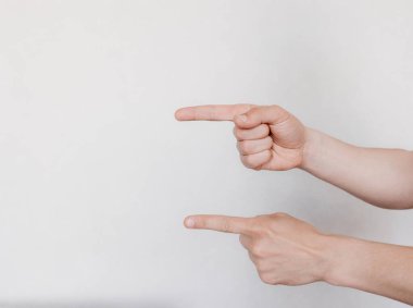 Işık arkaplanının yönünü gösteren iki el.