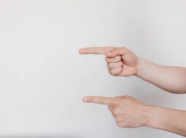 Dos manos con indican la dirección sobre un fondo claro — Foto de Stock