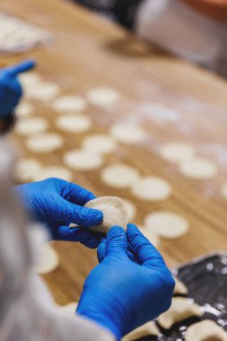 Mutfakta hamurdan yemek hazırlama süreci. Yüksek kalite fotoğraf