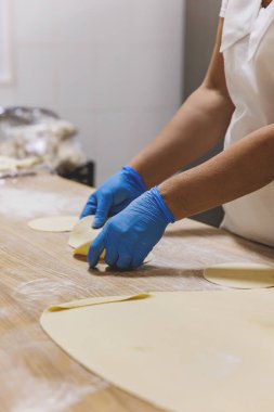 Mutfakta hamurdan yemek hazırlama süreci. Yüksek kalite fotoğraf