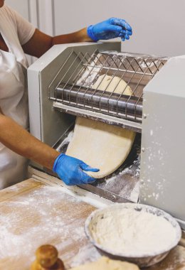 Mutfakta hamurdan yemek hazırlama süreci. Yüksek kalite fotoğraf