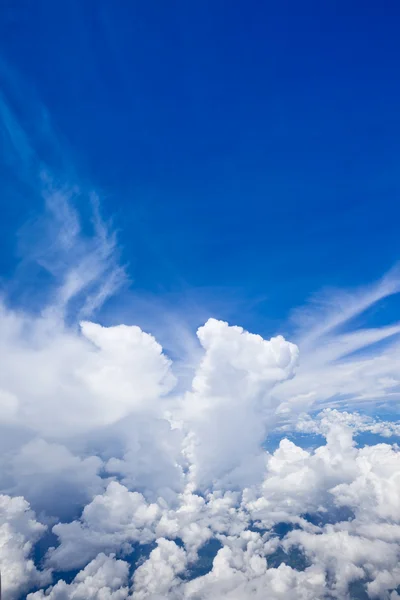 Céu azul e nuvens — Fotografia de Stock