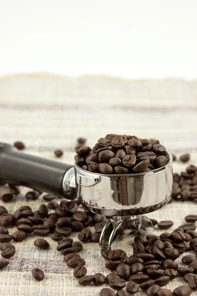 Kaffeemaschine und Bohnen — Stockfoto
