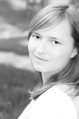 Güzel, gülümseyen kadın