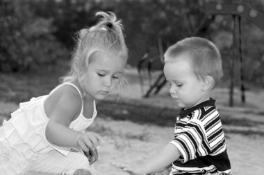 kum havuzunda oynamayı çok güzel küçük çocuklar