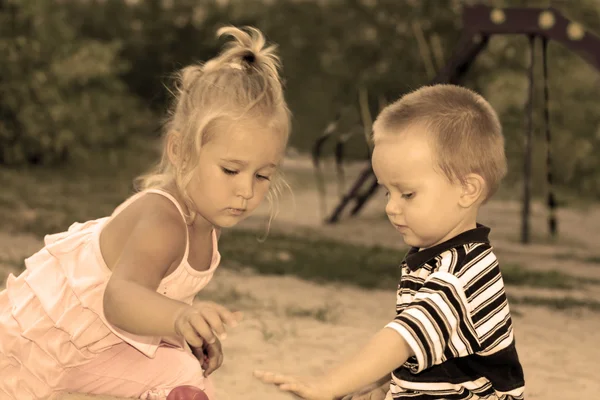 Mooie kleine kinderen spelen in de zandbak — Stockfoto