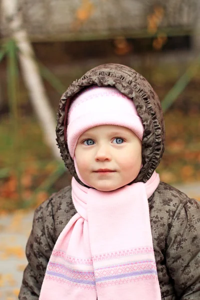 Pequena menina adorável — Fotografia de Stock