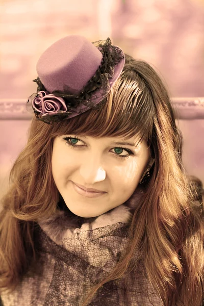 Señora con sombrero de lavanda — Foto de Stock