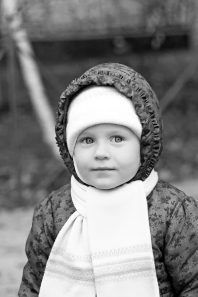 Pequena menina adorável — Fotografia de Stock