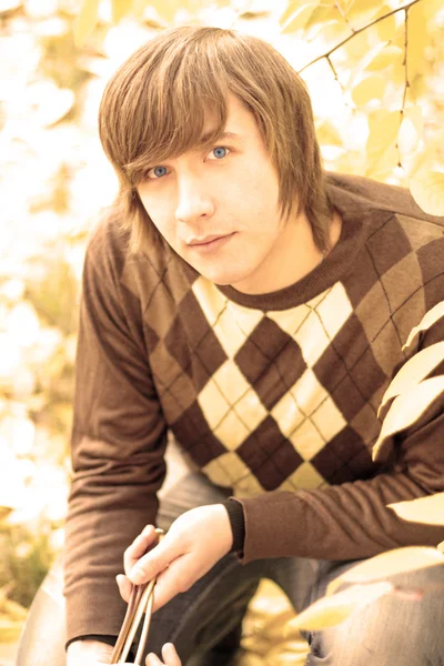 Yakışıklı genç adam.