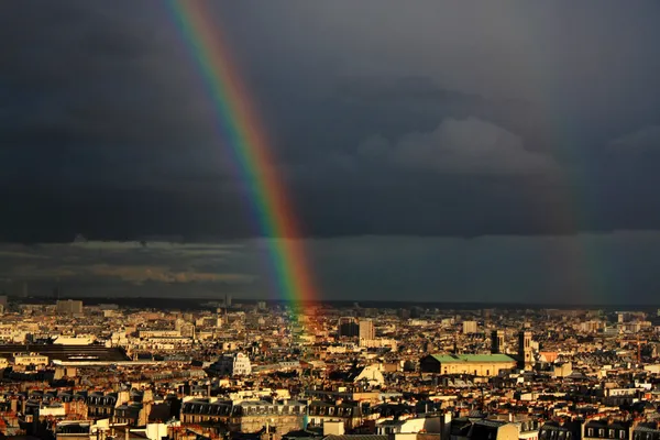 Regnbåge över Paris Royaltyfria Stockbilder