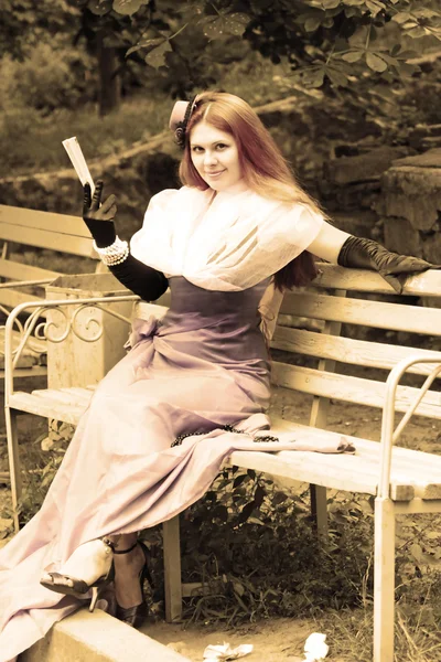 Senhora em vestido roxo — Fotografia de Stock