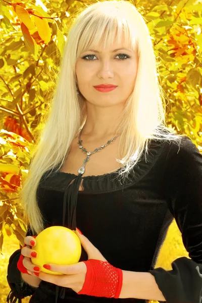 Belle femme blonde — Photo