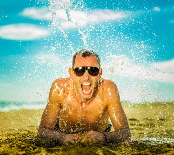 Reizvoller junger Mann am Strand — Stockfoto