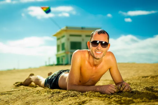 Sexy giovane uomo in spiaggia — Foto Stock