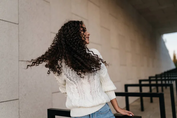 Agudamente gira a cabeça das mulheres enquanto seu cabelo é grosso e bonito voar através do ar — Fotografia de Stock