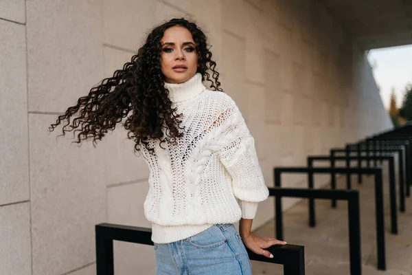 A menina inclinou-se atrás de suas mãos enquanto seu cabelo luxuoso voando no vento — Fotografia de Stock