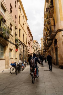 BARCELONA, İSPAN - 5 Nisan 2019 Barri Gotic. Sokaklar insan dolu.