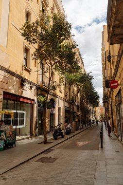 BARCELONA, İSPAN - 5 Nisan 2019 Barri Gotic. Boş sokak