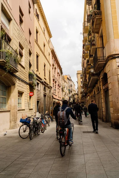 BARCELONA, İSPAN - 5 Nisan 2019 Barri Gotic. Sokaklar insan dolu.