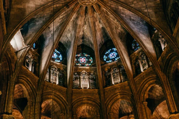 BARCELONA, SPANIEN - 5. April 2019: Nahaufnahme der Kathedrale des Heiligen Kreuzes und der Heiligen Eulalia, Kathedrale von Barcelona — Stockfoto