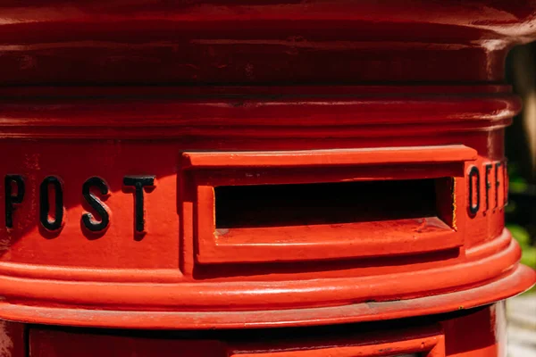 parlak kırmızı posta kutusu kapat