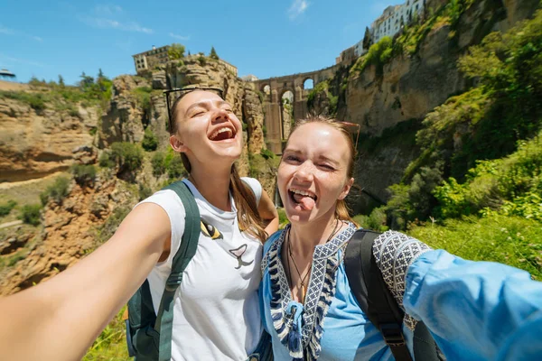 Touristenmädchen im Hintergrund der berühmten Brücke in Ronda, Spanien — Stockfoto